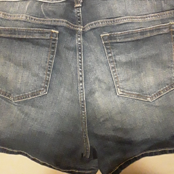 Barely worn denim shorts - Picture 4 of 4